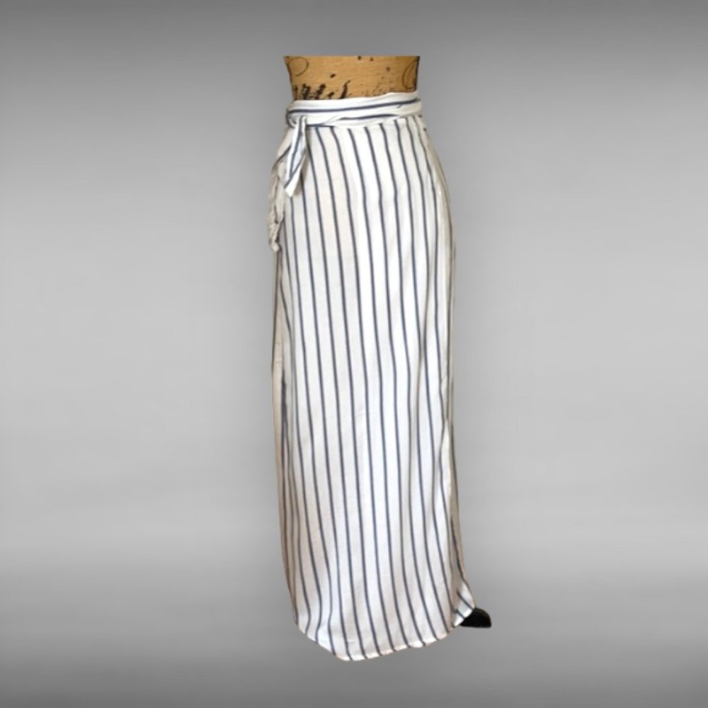 JAPNA WOMEN'S SHORTS WITH WRAP AROUND SKIRT SIZE XS WHITE AND BLUE STRIPE
